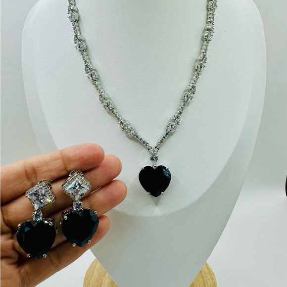 Heart Shaped Pendant Necklace never goes Wrong - Picture 2 of 3